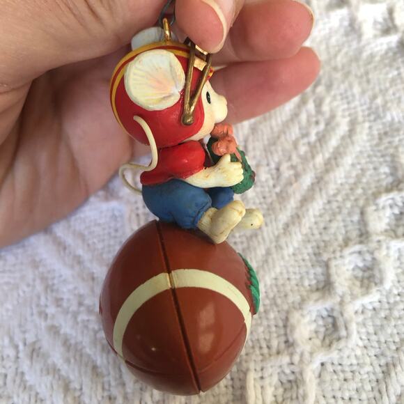 Vintage 1992 Lustre Fame Football Mouse Christmas Ornament With Wreath 2.5β - Picture 4 of 8